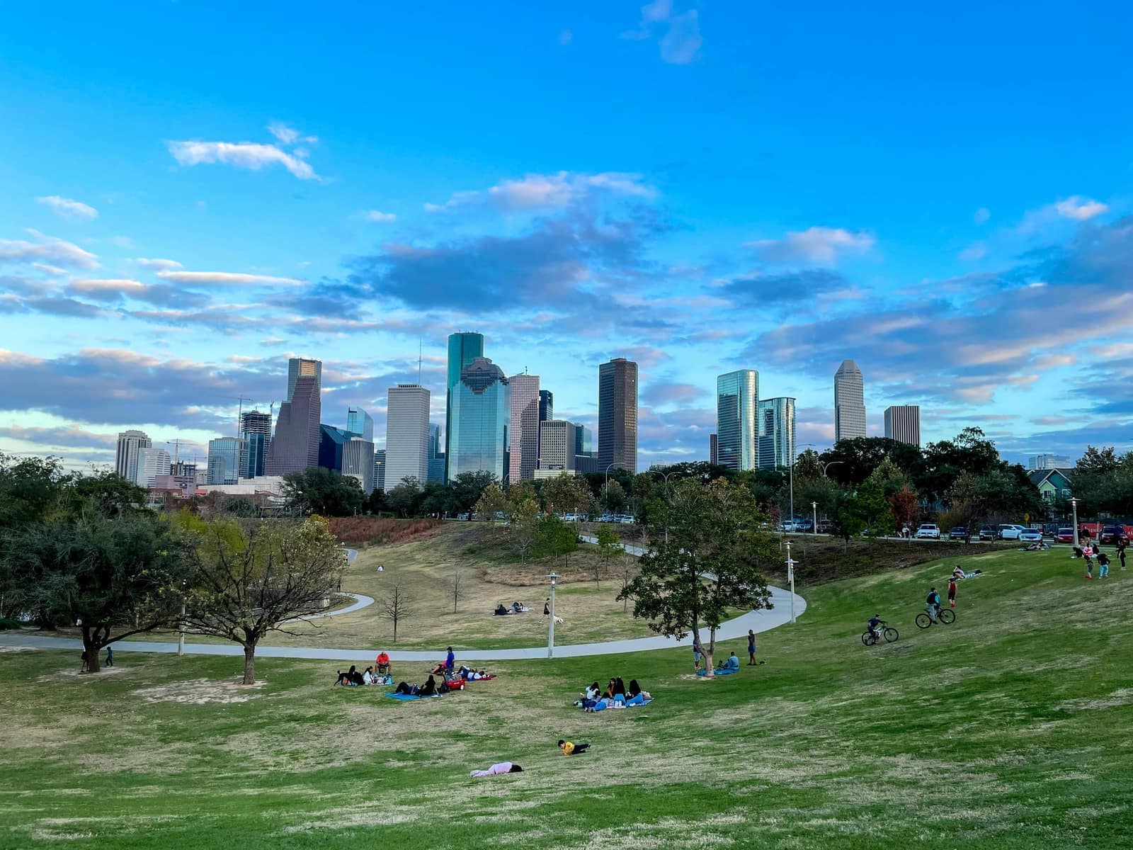 El skyline de Houston visto desde un parque, con gente en el césped